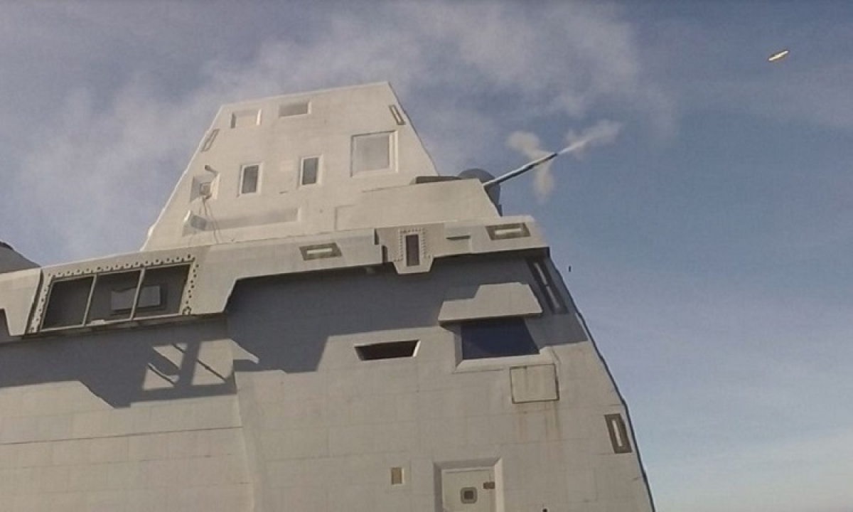 Pháo 30 mm khai hỏa trên USS Zumwalt. Ảnh: US Navy.