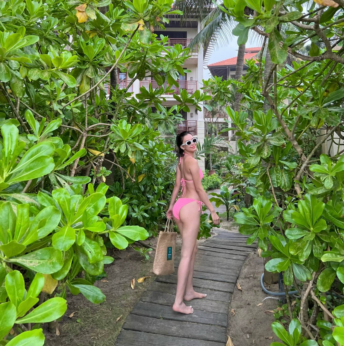 Sở hữu đôi mắt to tròn, sống mũi cao và bờ môi căng mọng, Tiểu Vy toát lên thần thái cuốn hút tự nhiên và sự hài hoà hiếm có.