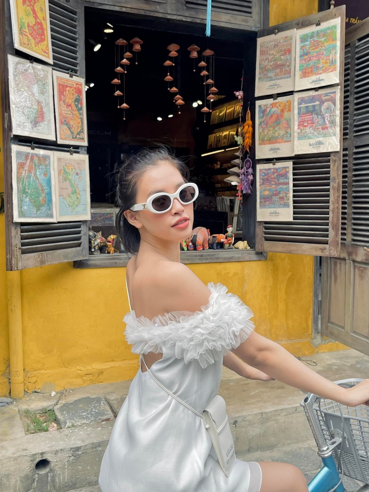 Trần Tiểu Vy sinh năm 2000 ở Quảng Nam. Tại thời điểm dự thi Hoa hậu Việt Nam 2018 cô cao 1m74, nặng 55 kg, số đo ba vòng là 84-63-90 cm.
