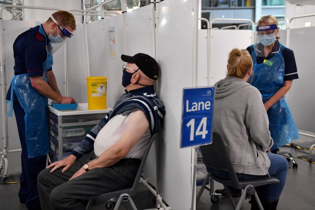 Mũi vaccine Covid-19 thứ 3 vẫn có khả năng bảo vệ cho người trên 65 tuổi sau 15 tuần. Ảnh: Reuters