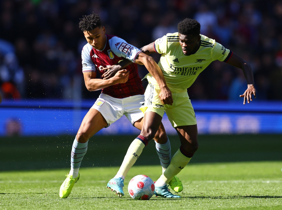 Aston Villa đang nỗ lực đẩy cao đội hình tìm bàn gỡ. (Ảnh: Reuters).