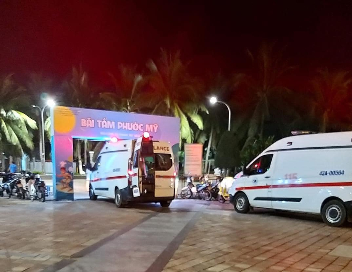 Xe cứu thương tập kết tại bãi biển Phạm Văn Đồng nơi có du khách mất tích. Ảnh: người dân cung cấp.