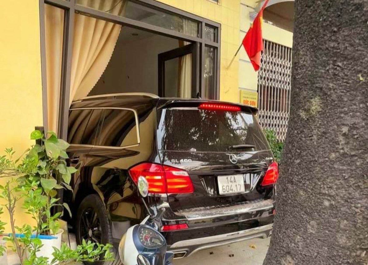 Xe ô tô nhãn hiệu Mercedes BKS 14A-604.17 do một người đàn ông điều khiển bất ngờ lao thẳng vào nhà dân ở đường Nguyễn Du phường Hòa Lạc, thành phố Móng Cái (Quảng Ninh).