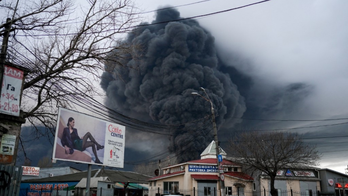 Khói bốc lên sau một cuộc tấn công tại Odessa. Ảnh: AFP