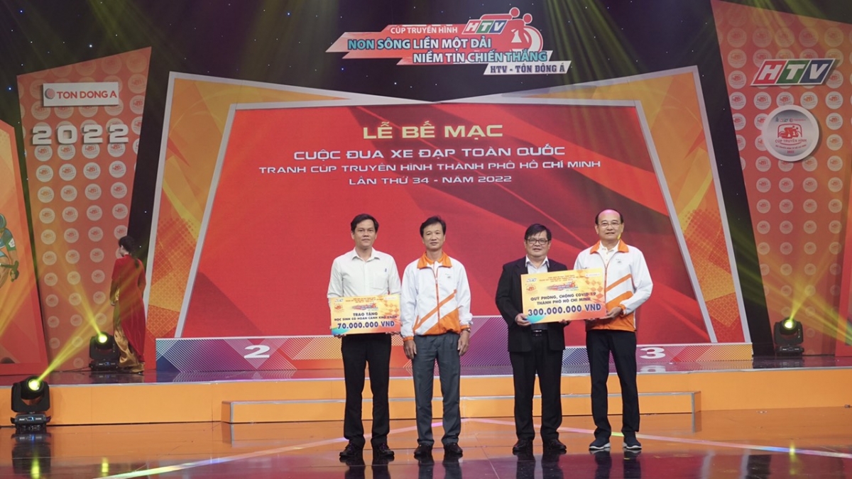 Ông Hồ Song Ngọc-Tổng Giám đốc Công ty Cổ phần Tôn Đông Á trao 300 triệu đồng hỗ trợ công tác phòng chống Covid-19 cho ông Ngô Thanh Sơn-Phó Chủ tịch Ủy ban MTTQ Việt Nam TP.HCM đại diện nhận. Ông Nguyễn Văn Đại-Phó Tổng Giám đốc Công ty Cổ phần Tôn Đông Á trao 70 triệu đồng hỗ trợ các em học sinh có hoàn cảnh khó khăn vì Covid-19 tại TPHCM (Ông Nguyễn Quốc Hưng-Phó Trưởng phòng Giáo dục Quận 8 lên nhận). (Ảnh: BTC).