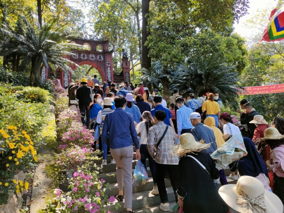 Du khách thập phương về dự lễ giỗ tổ.