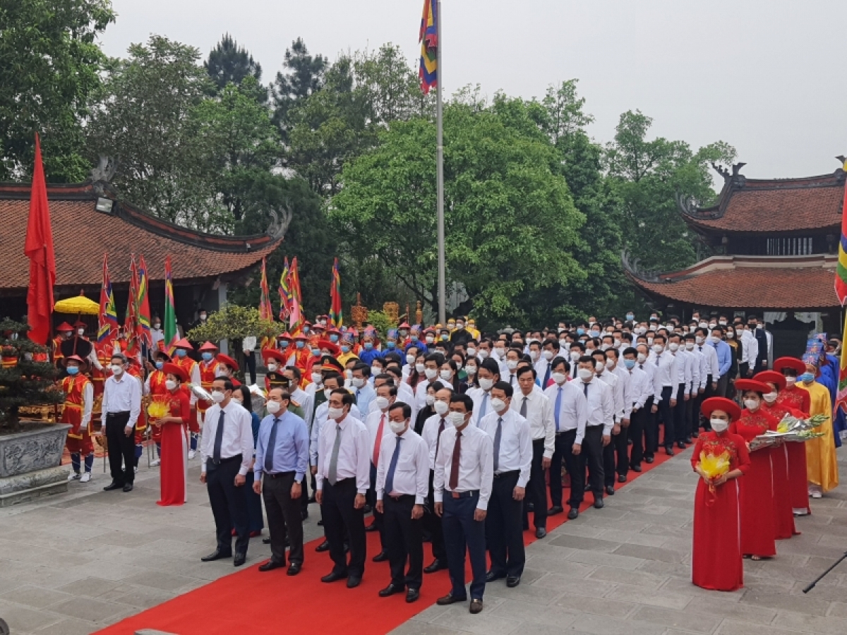 Lãnh đạo tỉnh Phú Thọ dâng hương Đức Quốc Tổ Lạc Long Quân.