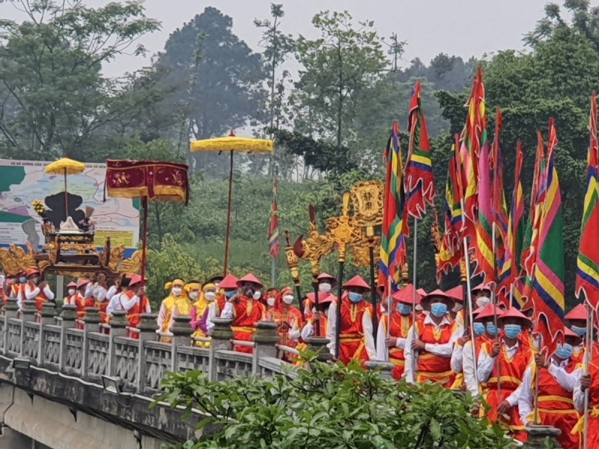 Lễ rước kiệu vào đền thờ Tổ.