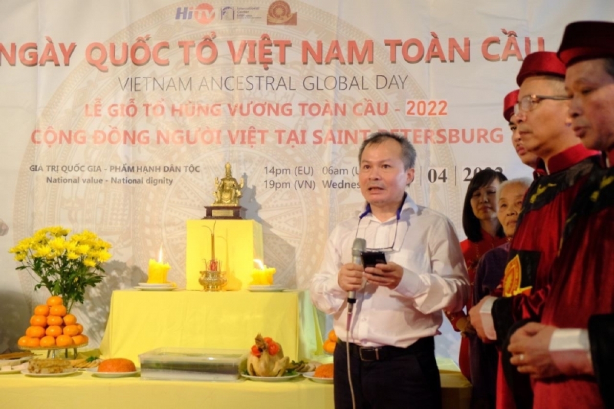 Ông Đào Đại Hải, Phó chủ tịch Hội người Việt Nam tại St.Petersburg chủ trì lễ giỗ Tổ Hùng Vương.