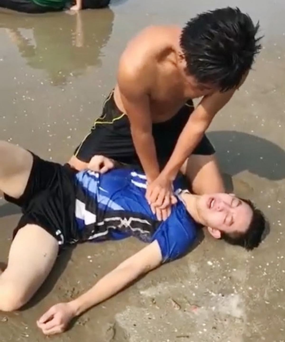 Đồng chí Thái Ngô Hiếu sơ cứu tại chỗ cho nạn nhân