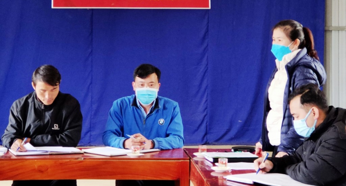 Trưởng Ban Tuyên giáo Huyện ủy Mù Căng Chải Đào Thị Thu Thủy tham gia nhiều ý kiến với chi bộ thôn Trống Gầu Bua.