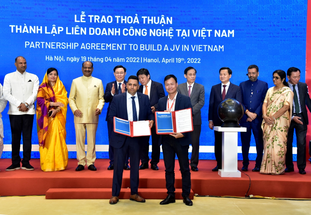 Lễ trao thoả thuận thành lập liên doanh công nghệ thông tin giữa Galaxy Digital Holdings, một thành viên tập đoàn Sovico và tập đoàn Tech Mahindra Limited (Ấn Độ).