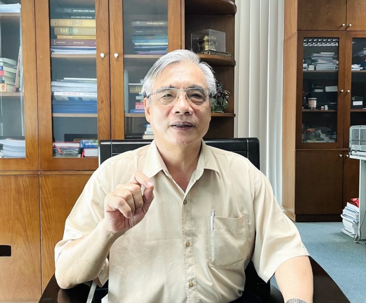 PGS.TS Trần Đình Thiên: Cá nhân phải chịu trách nhiệm cá nhân. Còn tài sản doanh nghiệp không đơn thuần chỉ là tài sản cá nhân; nó còn phải được coi là nguồn lực quốc gia, cần được bảo vệ trước những kẻ 'đục nước béo cò', tận dụng cơ hội kiếm chác và chiếm đoạt khi sự cố xảy ra. (Ảnh: VGP/Hoàng Giang)