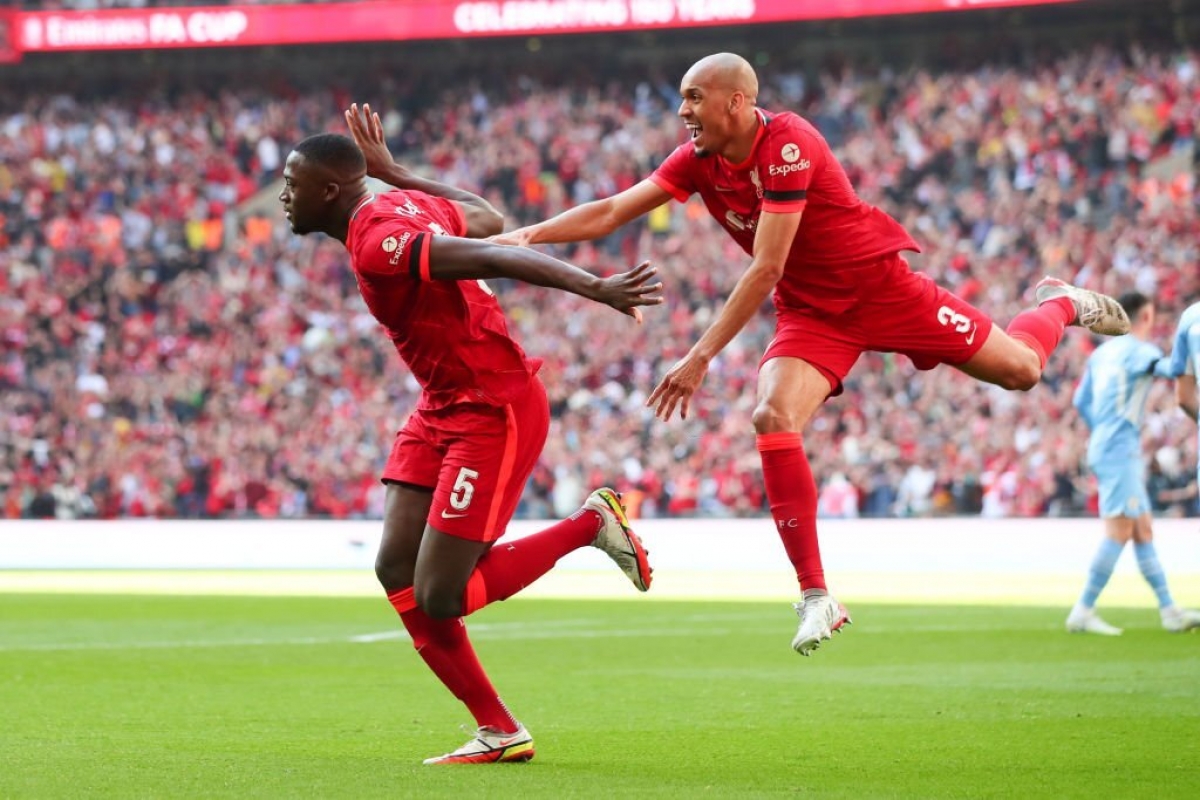 Nếu như Man City sử dụng đội hình gồm nhiều nhân tố dự bị, thì Liverpool đã tung ra những quân bài tốt nhất trong trận bán kết FA Cup và sớm mở tỷ số ngay phút thứ 9 nhờ cú đánh đầu của Ibrahima Konate. (Ảnh: Reuters)