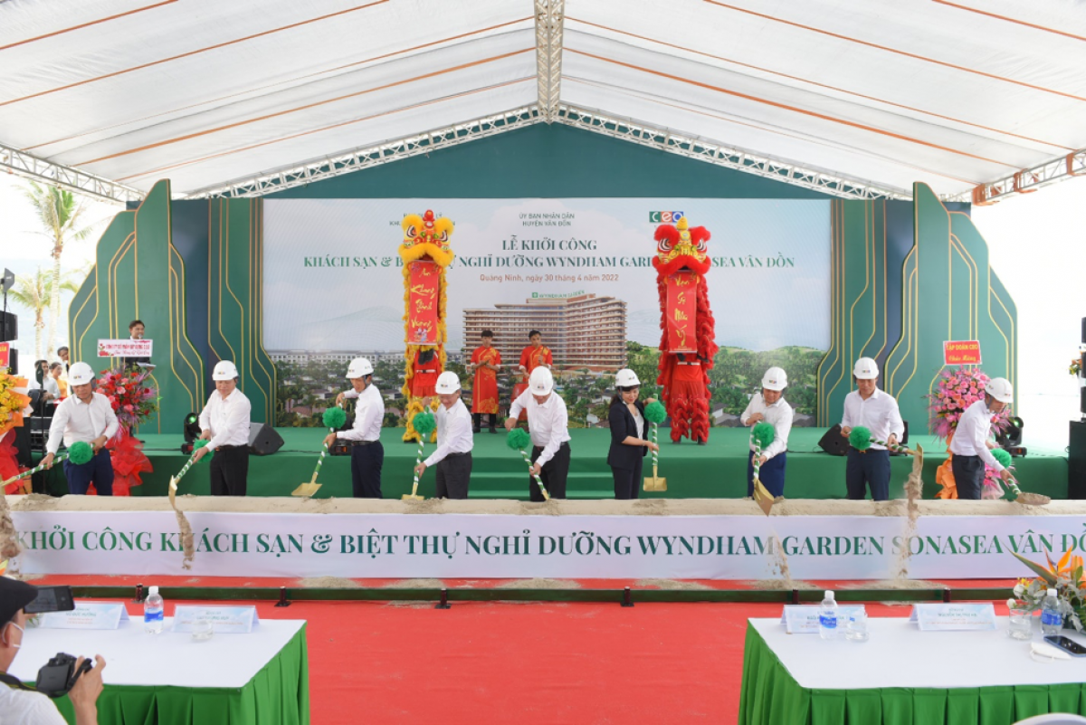 Các đại biểu thực hiện nghi thức khởi công khu nghỉ dưỡng Wyndham Garden Sonasea Vân Đồn.