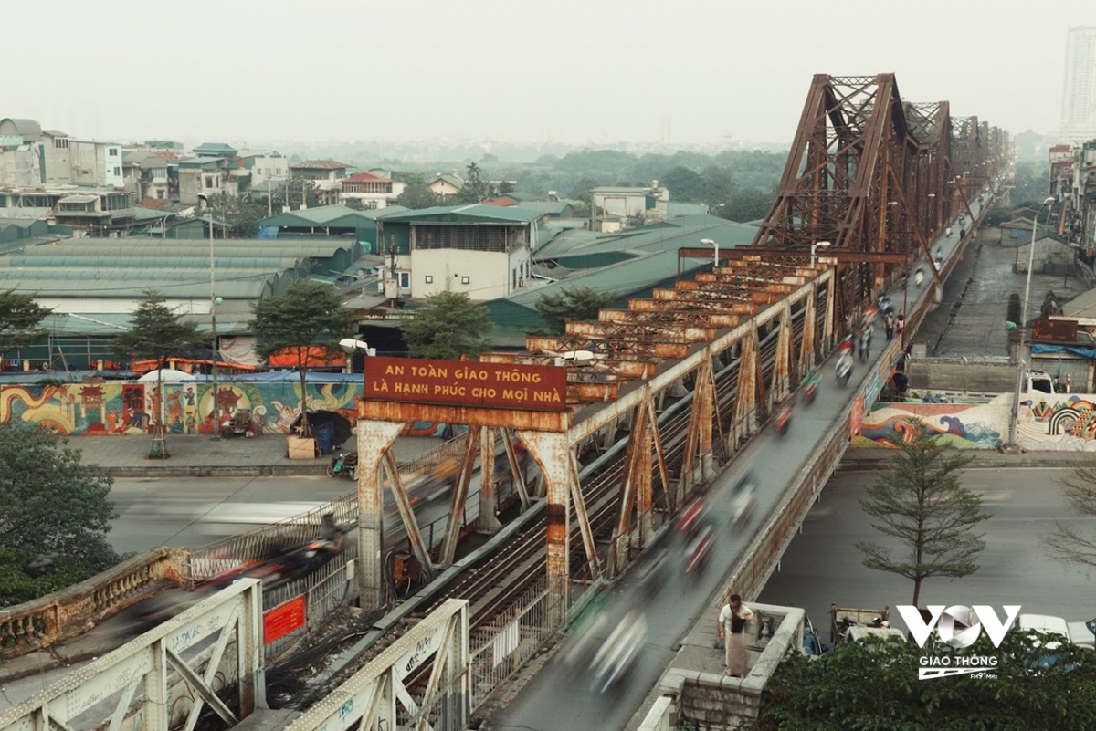 Trên địa bàn nội thành, chỉ duy nhất cầu Long Biên là cho phép xe thô sơ đi qua, nhưng cũng bị lượng lớn xe máy 