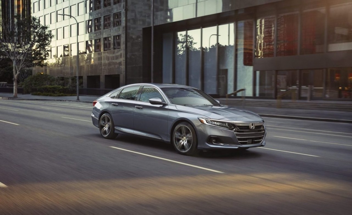 Xe ga hạng trung hiệu quả nhất – Honda Accord (7,84 L/100 km thành phố/ 6,19 L/100 km cao tốc): Honda có một lịch sử lâu đời trong việc sản xuất ra những động cơ xăng rất tiết kiệm và điều đó vẫn tiếp tục cho đến ngày nay. Accord là một chiếc sedan cỡ trung lớn hơn, nhưng vẫn có khả năng tiêu thụ nhiên liệu trong thành phố ở mức 7,84 L/100 km và đường cao tốc 6,19 L/100 km. Trong khi đó chiếc Kia K5 và Nissan Altima tương đương với chiếc Accord trên đường cao tốc nhưng lại kém chiếc Honda trong thành phố.