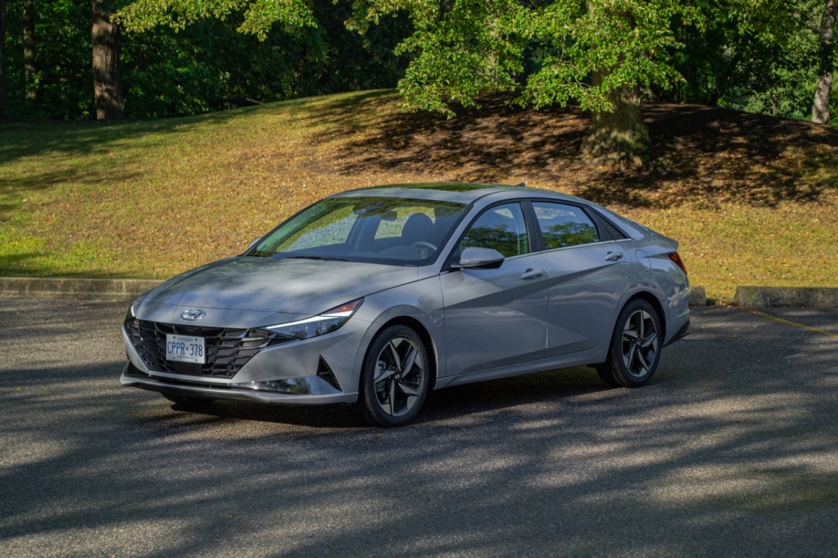 Xe xăng compact hiệu quả nhất – Hyundai Elantra (7,13 L/100 km thành phố/ 5,74 L/100 km): Chiếc Hyundai Elantra là một chiếc xe nhỏ gọn lớn và khi được điều chỉnh hợp lý thì cũng là một chiếc xe tiết kiệm. Mẫu xe này có thông số trên đường cao tốc khá tương đồng với chiếc Mirage. Đứng ngay sau đó là chiếc sedan Honda Civic, có cùng mức tiêu thụ nhiên liệu trong thành phố nhưng thua xa trên đường cao tốc. Ở vị trí thứ 3 là chiếc Toyota Corolla Hatchback với 7,35 L/100 km trong thành phố và 5,74 L/100 km.