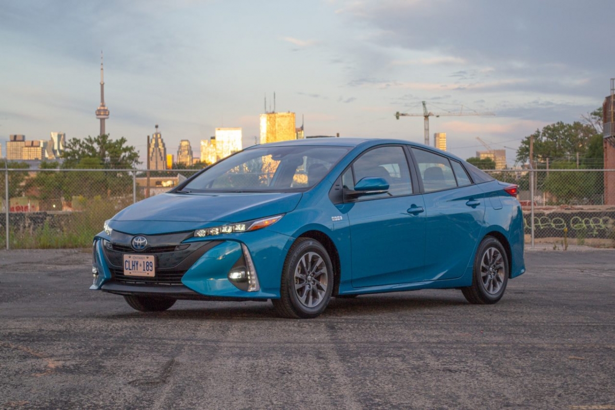 Xe Plug-in Hybrid nhỏ gọn hiệu quả nhất – Toyota Prius Prime (tương đương 1,77 L/100 km): Khi nói đến xe hybrid plug-in nhỏ gọn, Toyota Prius Prime là nhà vô địch. Trên thực tế, đó là thời kỳ xe chạy bằng xăng tiết kiệm nhất. Với cong số tương đương 1,77 L/100 km đáng kinh ngạc, nó vượt xa sản phẩm tốt nhất tiếp theo, Hyundai Ioniq Plug-in, được đánh giá ở mức tương đương với 1,98 L/100 km. Chiếc xe hiệu quả nhất tiếp theo có thể đủ điều kiện cho phân khúc này là chiếc BMW 330e được đánh giá ở mức 3,14 L/100 km.