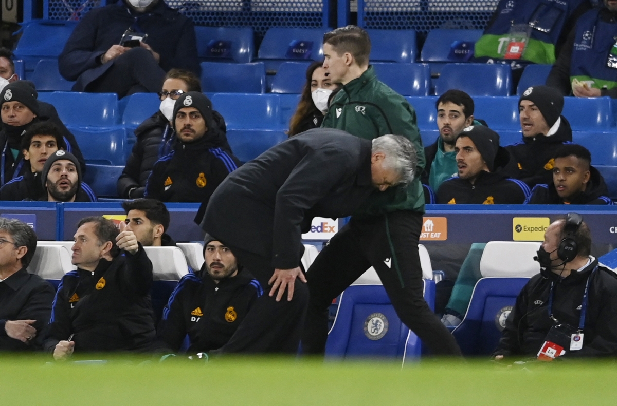 HLV Ancelotti bị choáng sau pha va chạm với Valverde (Ảnh: Reuters).