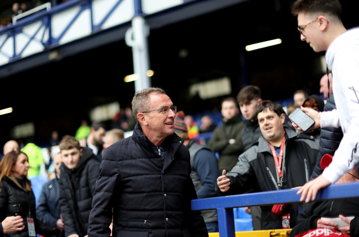 HLV Ralf Rangnick niềm nở trước các CĐV MU ở Goodison Park. (Ảnh: Reuters).