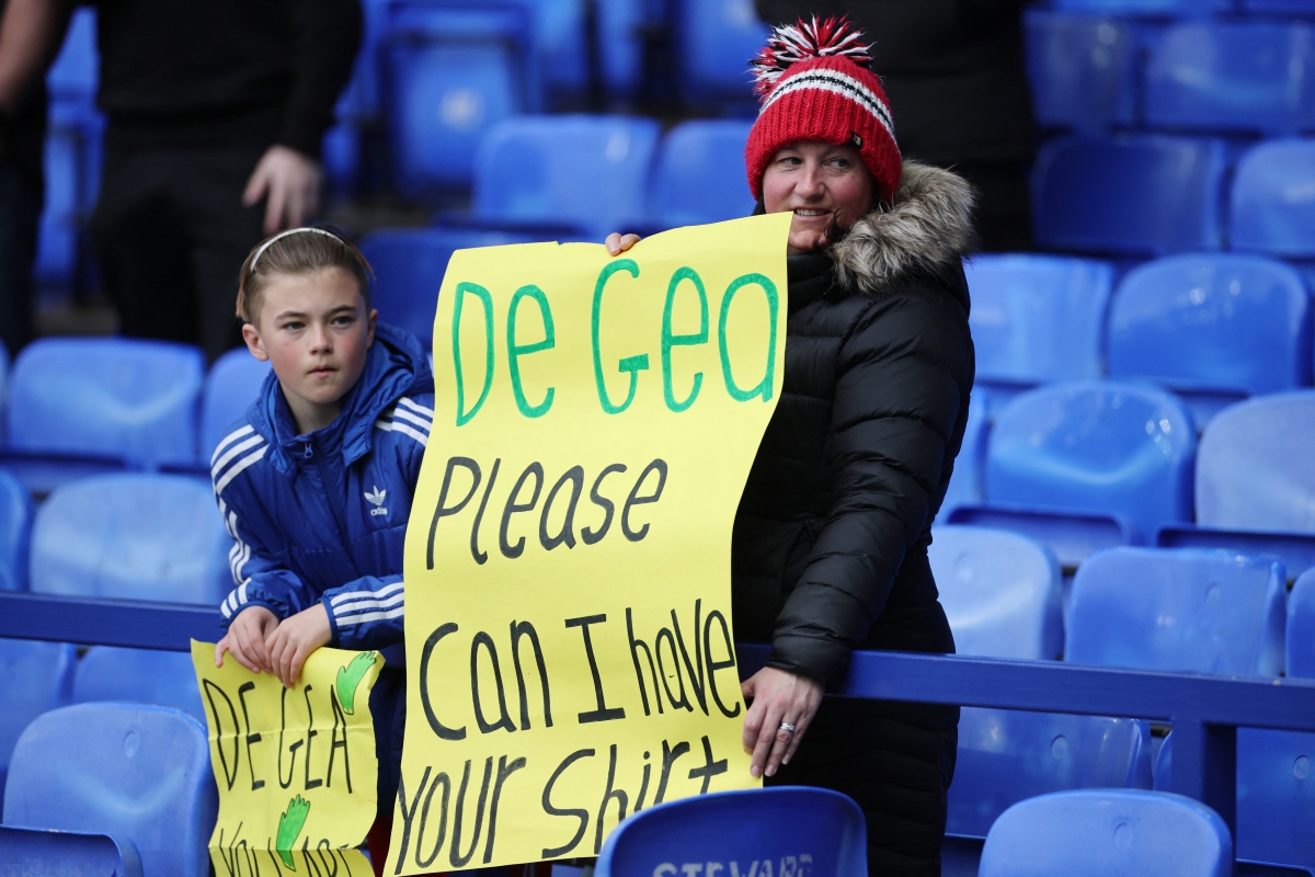 CĐV nhí mong muốn được De Gea tặng áo. (Ảnh: Reuters).