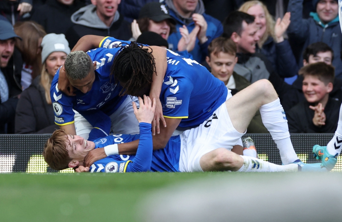 ... cũng như các cầu thủ Everton. (Ảnh: Reuters).
