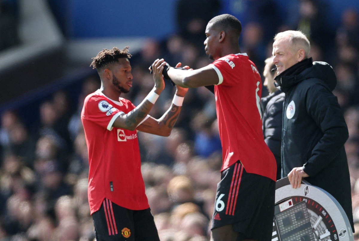 Fred sớm rời sân vì chấn thương, nhường chỗ cho Pogba. (Ảnh: Reuters).