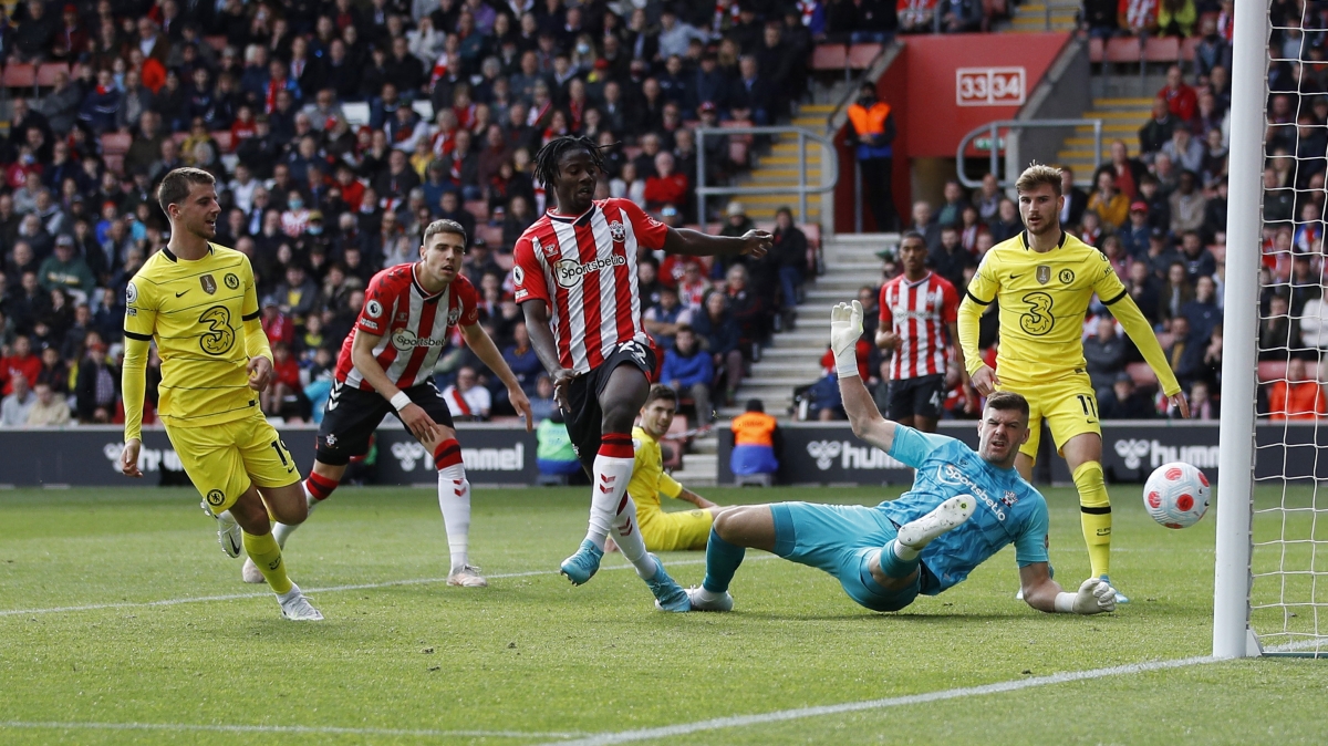 Thủ môn Forster đã làm tất cả nhưng không thể cứu Southampton thoát khỏi bàn thua thứ 6. (Ảnh: Reuters)