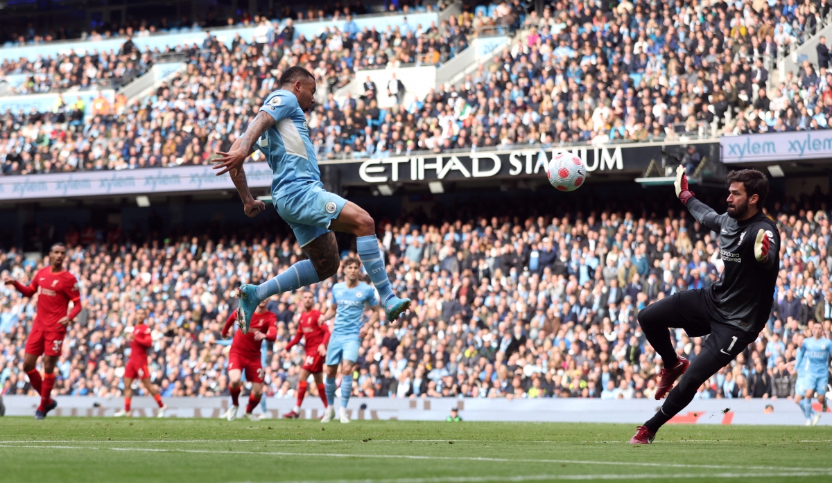 Pha đệm bóng nâng tỷ số lên 2-1 cho Man City của Jesus. (Ảnh: Reuters).