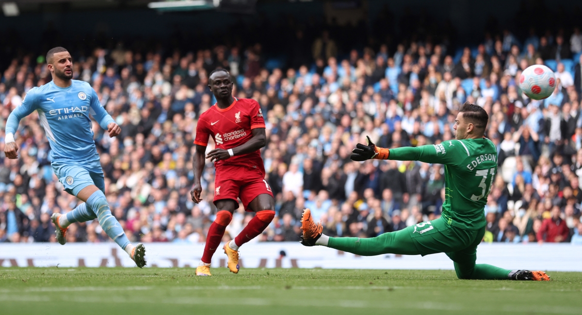 Pha bóng Mane quân bình tỷ số 2-2 cho Liverpool. (Ảnh: Reuters).