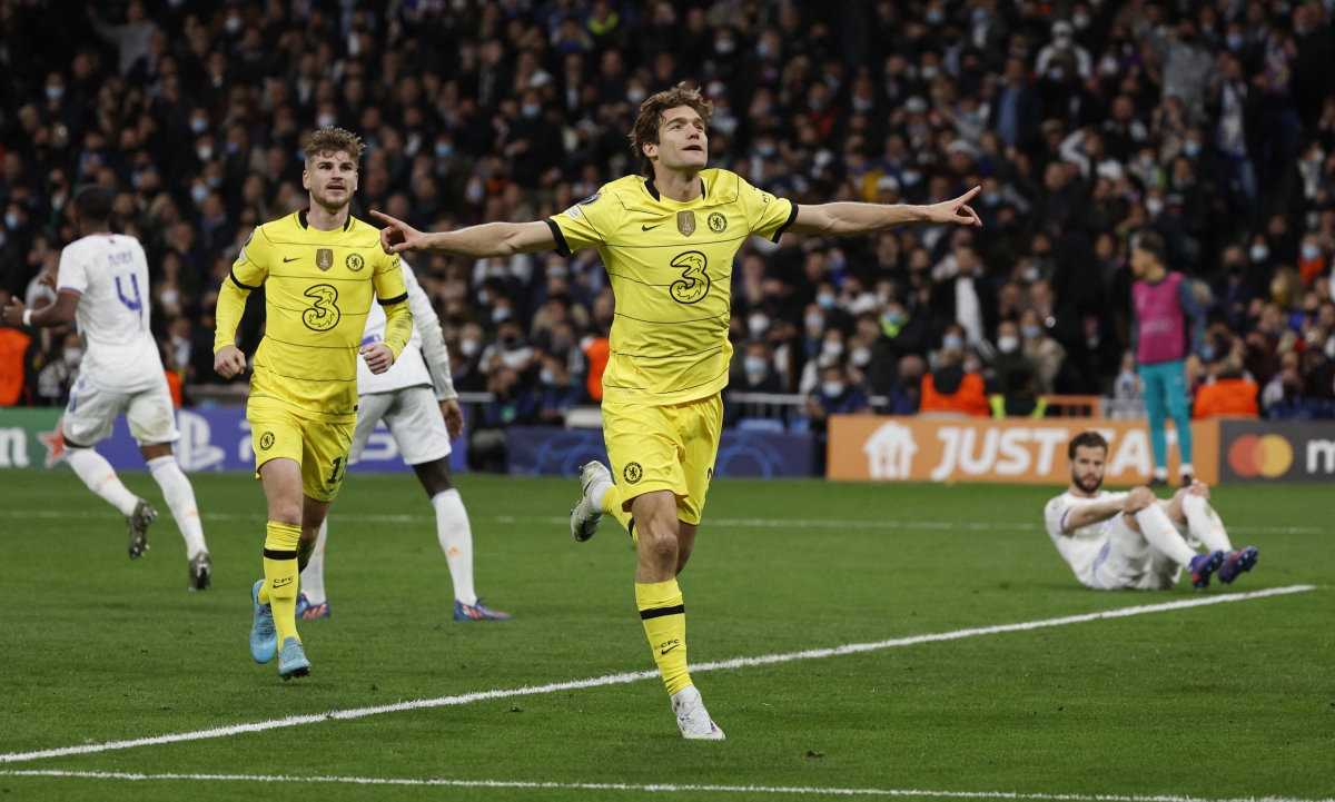 Marcos Alonso bị từ chối bàn thắng (Ảnh: Reuters).