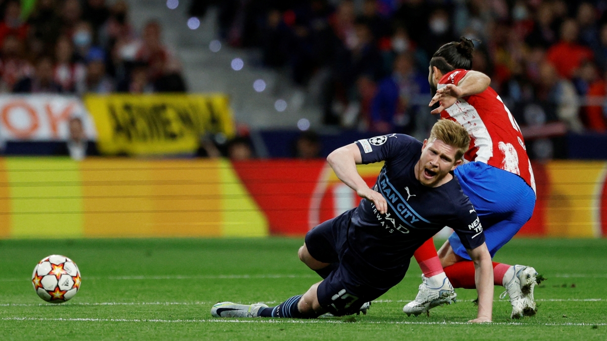 Kevin De Bruyne dính chấn thương ở trận đấu với Atletico Madrid (Ảnh: Reuters).