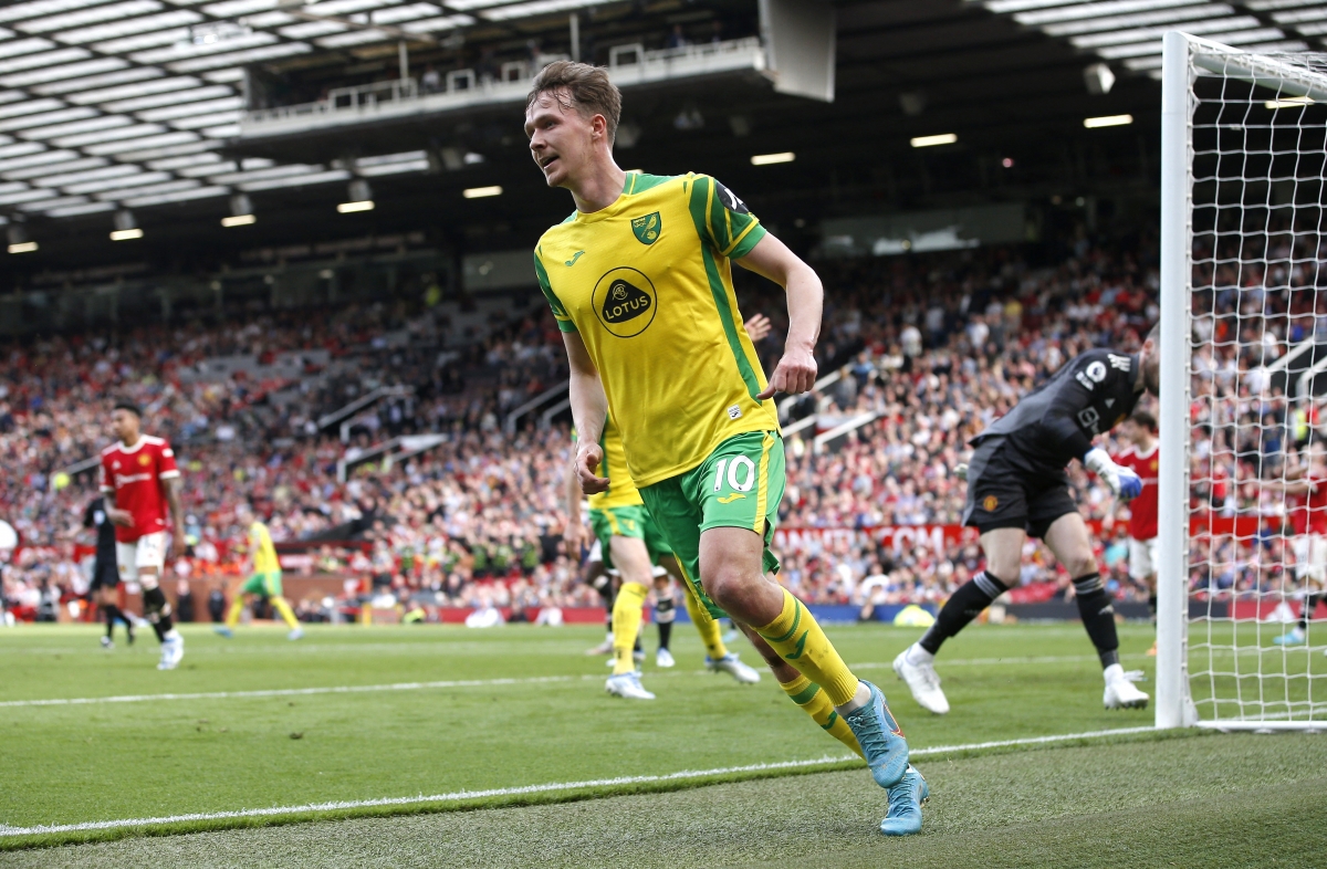 Dowell ghi bàn rút ngắn tỷ số cho Norwich ở phút bù giờ đầu tiên của hiệp một. (Ảnh: Reuters).