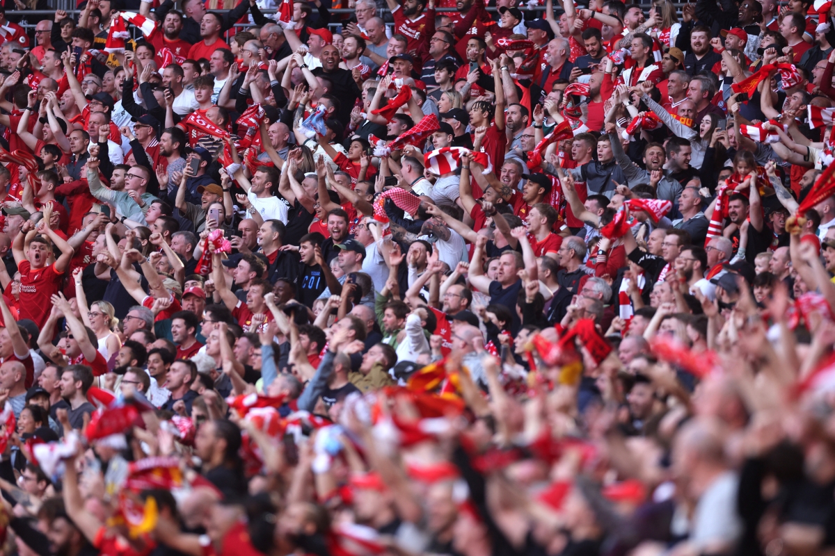 CĐV Liverpool mở hội trên khán đài sân Wembley. (Ảnh: Reuters)
