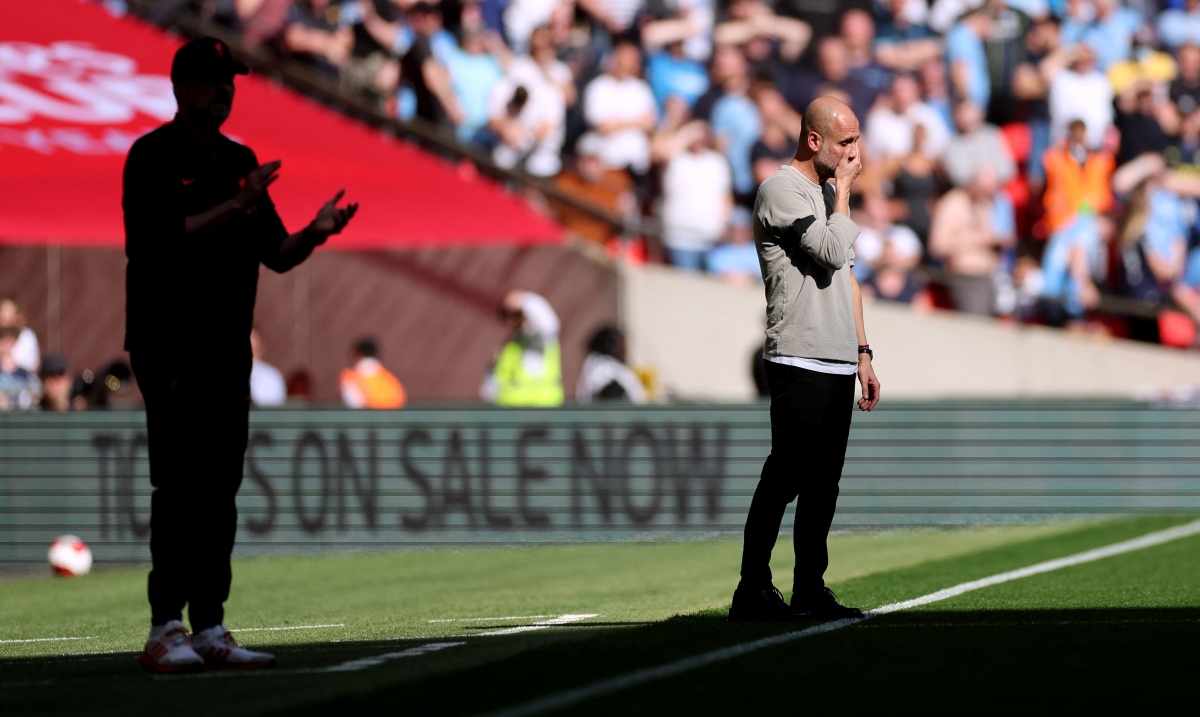 Pep Guardiola thất thế trong cuộc đấu trí với Jurgen Klopp. (Ảnh: Reuters)