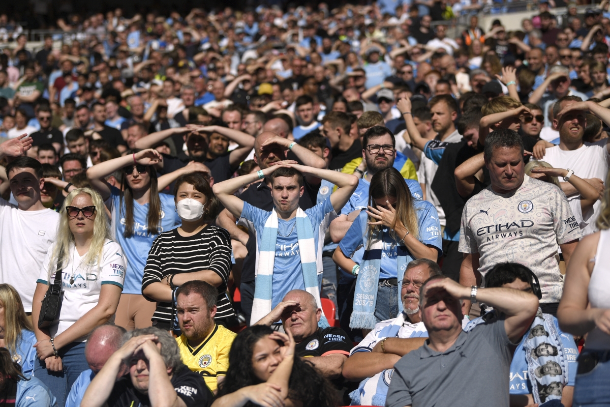 CĐV Man City tỏ ra bi quan. (Ảnh: Reuters)