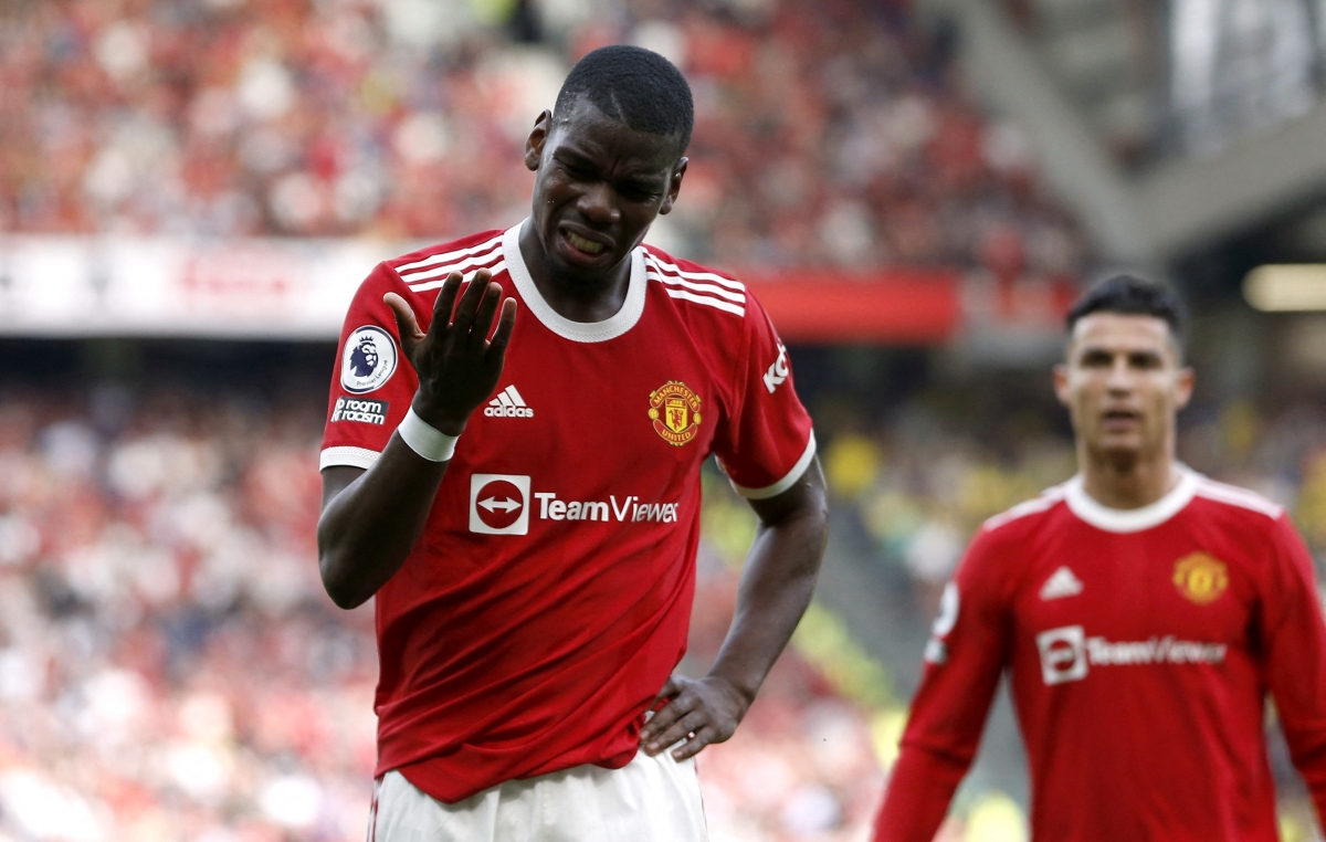 Tình huống hi hữu khi Maguire khi bật cao đánh đầu và bị ngã đã đạp giày trúng Pogba khiến tiền vệ MU bị chảy máu đầu. (Ảnh: Reuters).