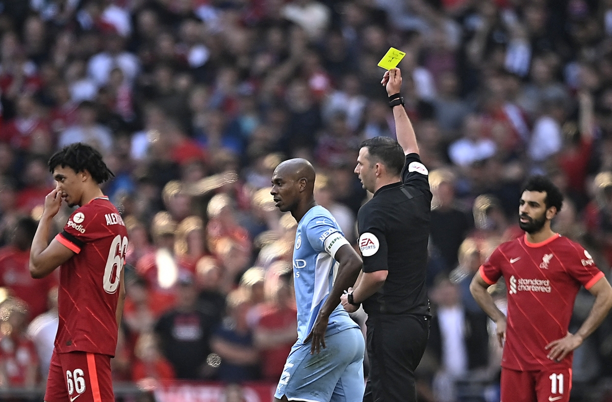 Fernandinho may mắn thoát thẻ đỏ. (Ảnh: Reuters)
