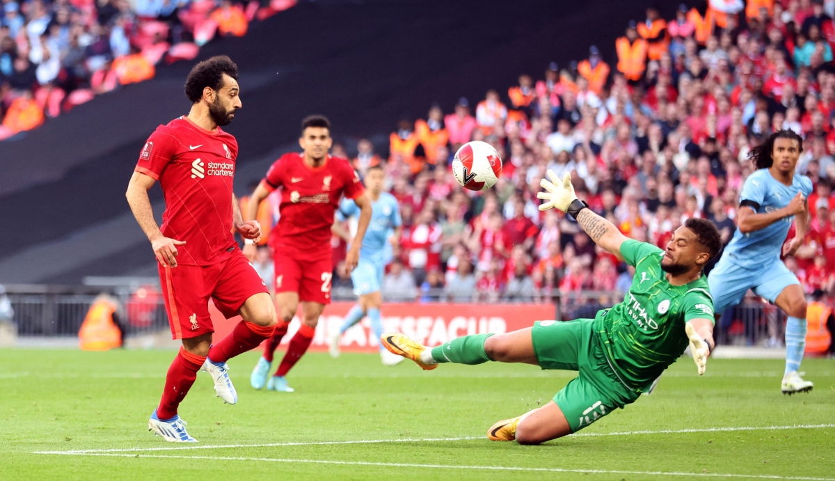 Salah không thể trừng phạt sai lầm của Zinchenko. (Ảnh: Reuters)