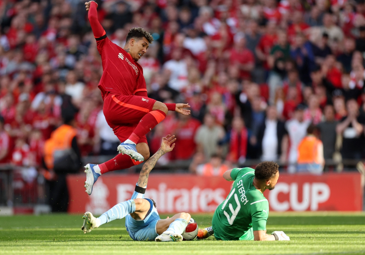 Liverpool liên tiếp có cơ hội khi Man City dâng cao đội hình. (Ảnh: Reuters)