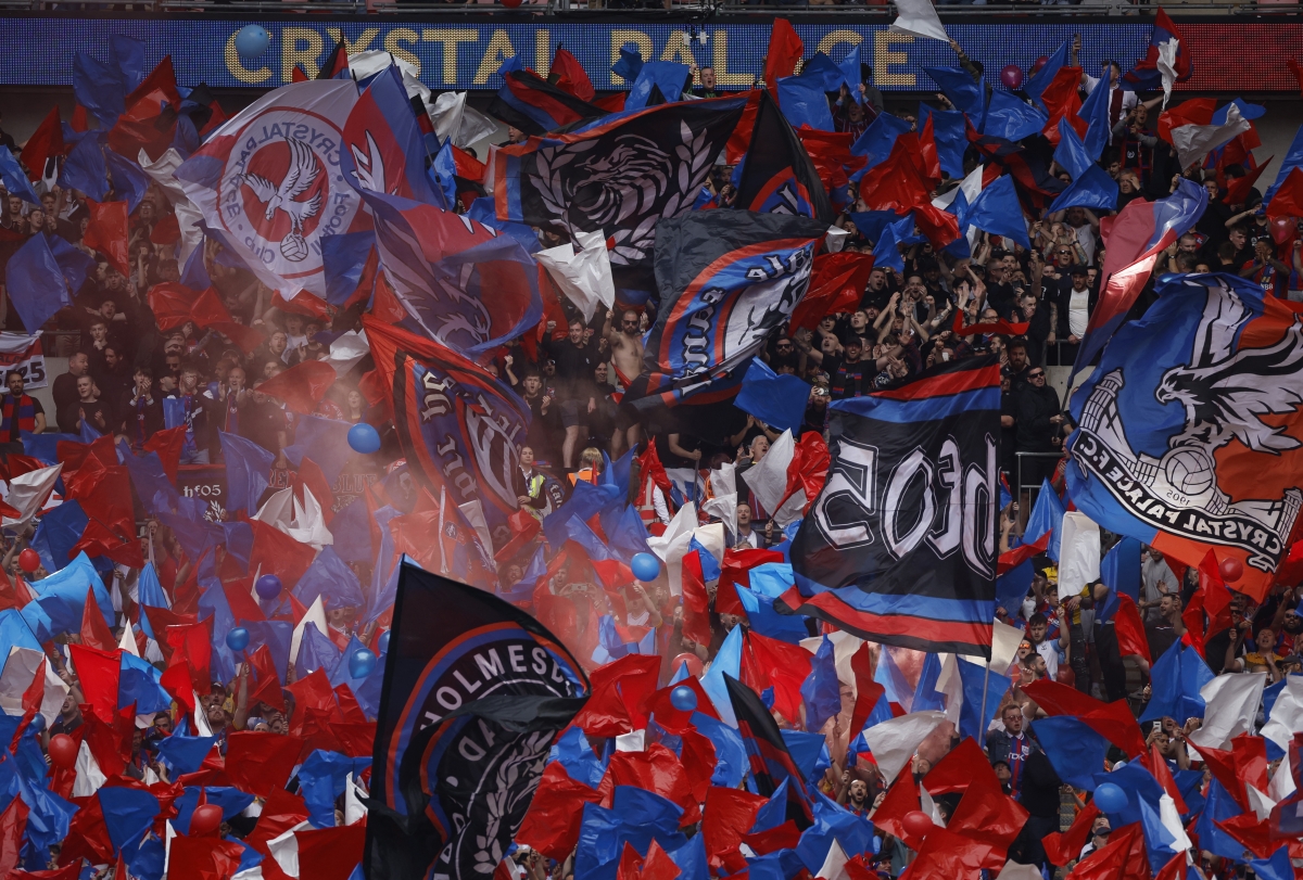 Bầu không khí sôi động được tạo nên bởi các CĐV Crystal Palace trên khán đài sân Stamford Bridge. (Ảnh: Reuters).
