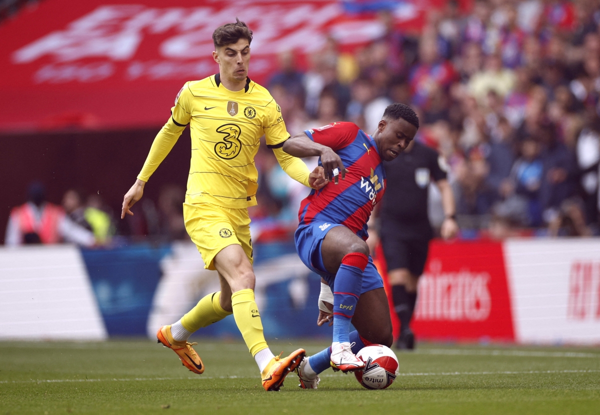 Kai Havertz nhận thẻ vàng vì lỗi ăn vạ kiếm phạt đền ở phút 38 sau một quyết định dứt khoát của trọng tài Anthony Taylor. (Ảnh: Reuters).