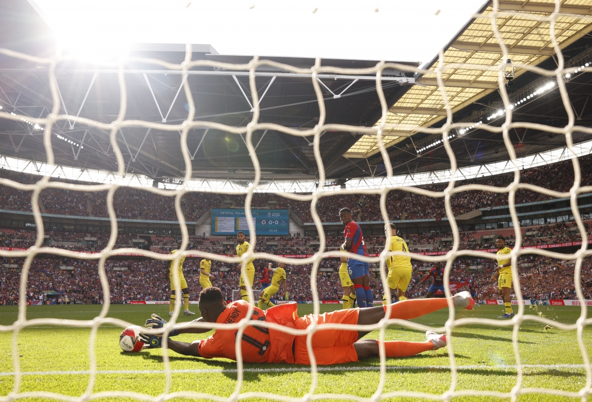 Tình huống Mendy cứu thua cho Chelsea sau pha dứt điểm của Kouyate. (Ảnh: Reuters).