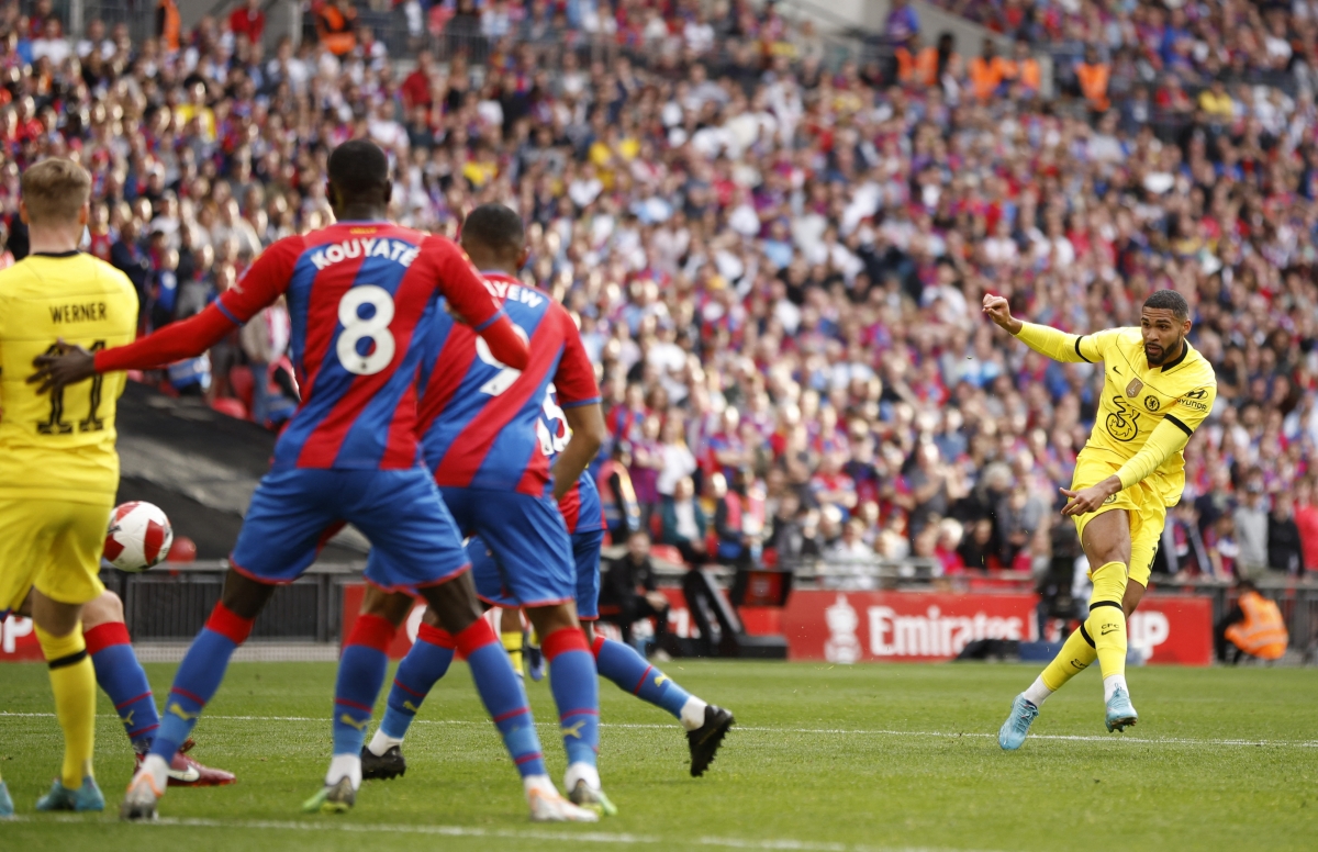 Pha nã đại bác mở tỷ số của Loftus-Cheek. (Ảnh: Reuters).