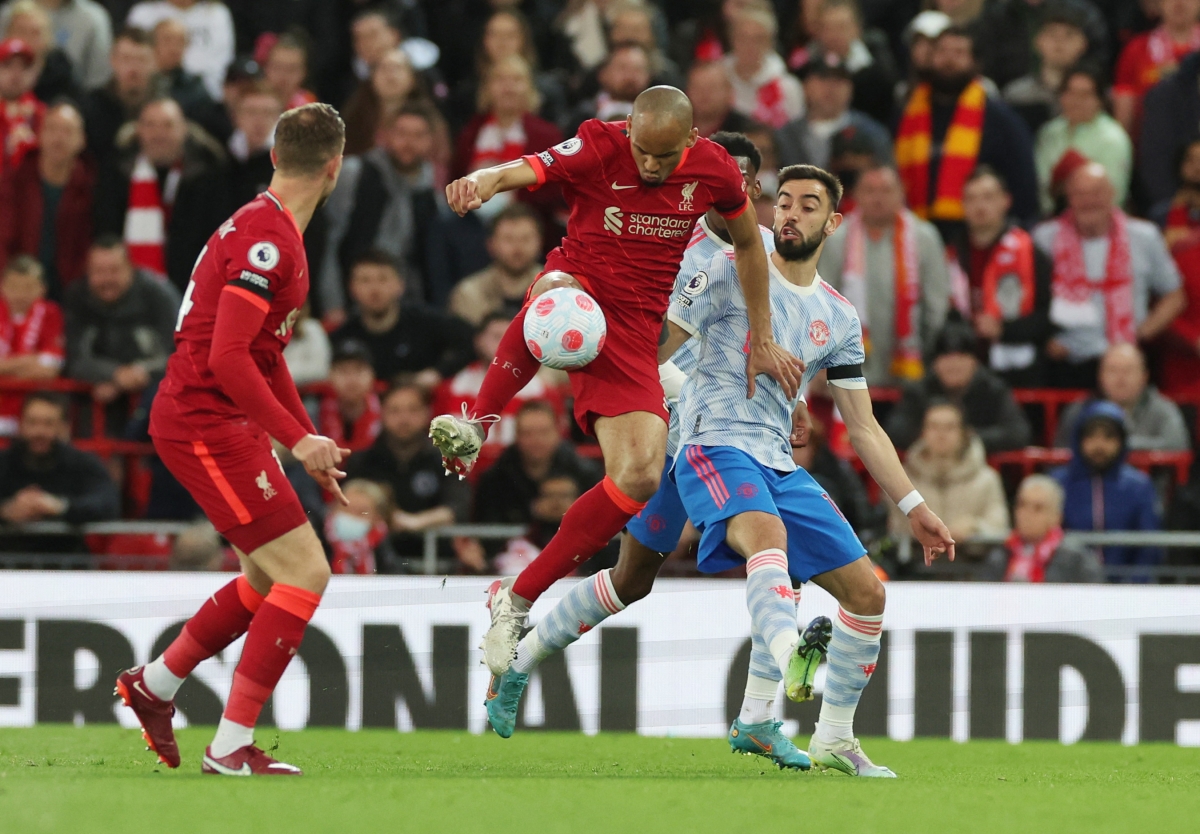 Liverpool đang hoàn toàn áp đảo MU trên sân nhà. (Ảnh: Reuters).