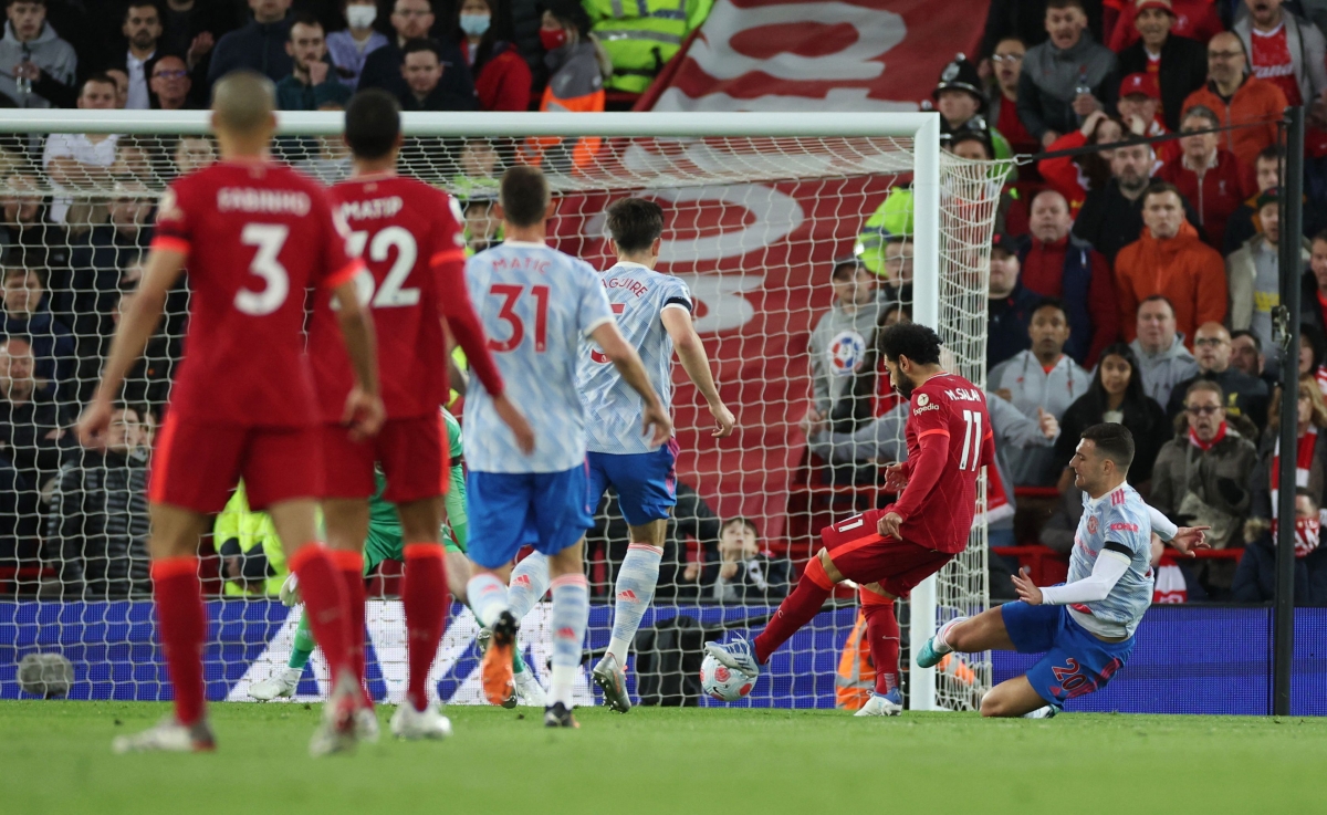 Salah dễ dàng nâng tỷ số lên 2-0 cho Liverpool. (Ảnh: Reuters).