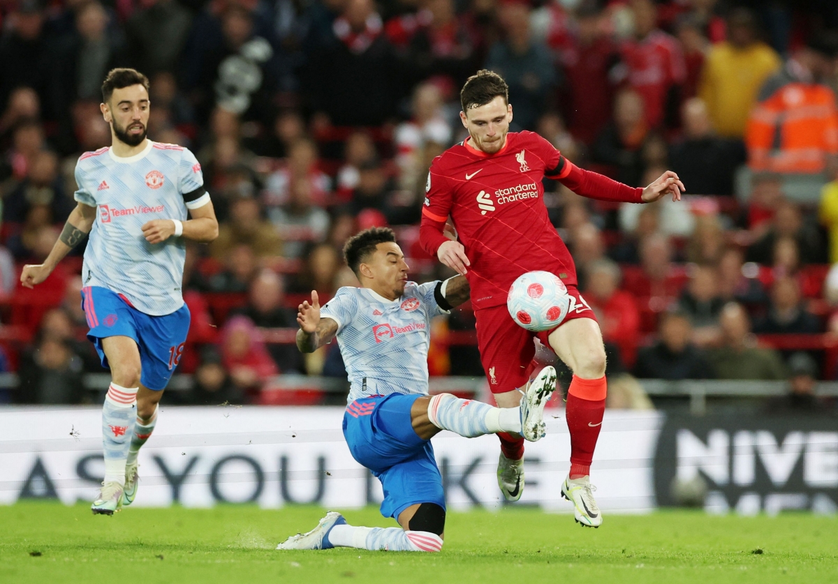 MU đã có tình huống dứt điểm đầu tiên về phía khung thành Liverpool sau gần 1 giờ bóng lăn. (Ảnh: Reuters).