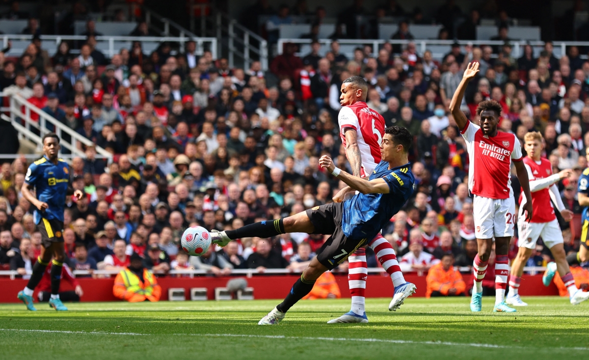 Ronaldo sút tung lưới Arsenal trong thế việt vị. (Ảnh: Reuters)