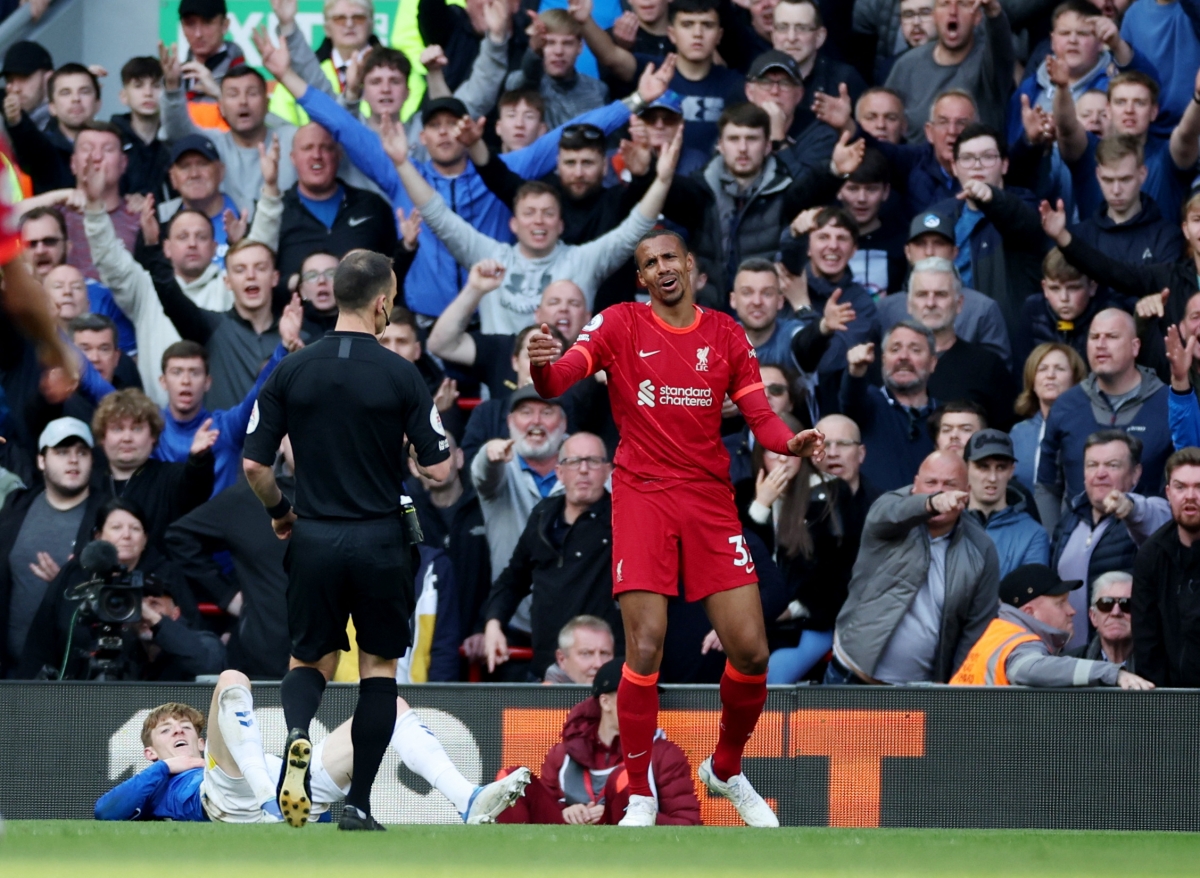 Đám đông CĐV Everton đòi phạt đền bất thành. (Ảnh: Reuters)
